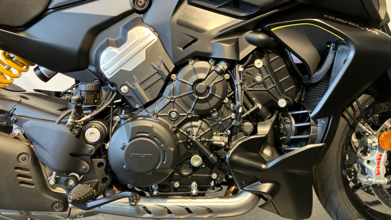Ducati Diavel V4 - Dark Stealth Yellow (25MY)